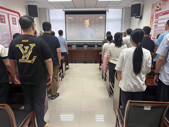 轻工供销公司组织全体员工集中观看纪念中国人民抗日战争暨世界反法西斯战争胜利80周年阅兵式